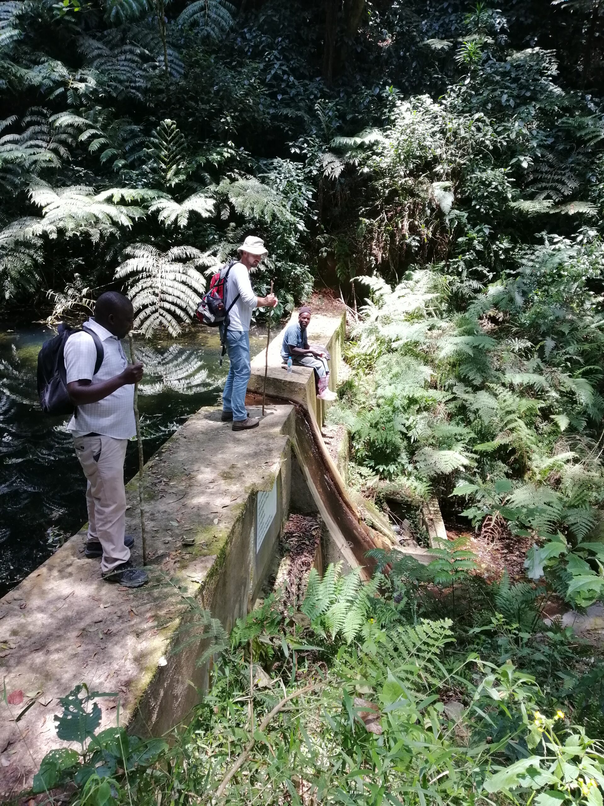 Professor Hähnlein of the Frankfurt University of Applied Sciences together with his colleague from Kenya inspecting on of the sources in Shagayu National Forest